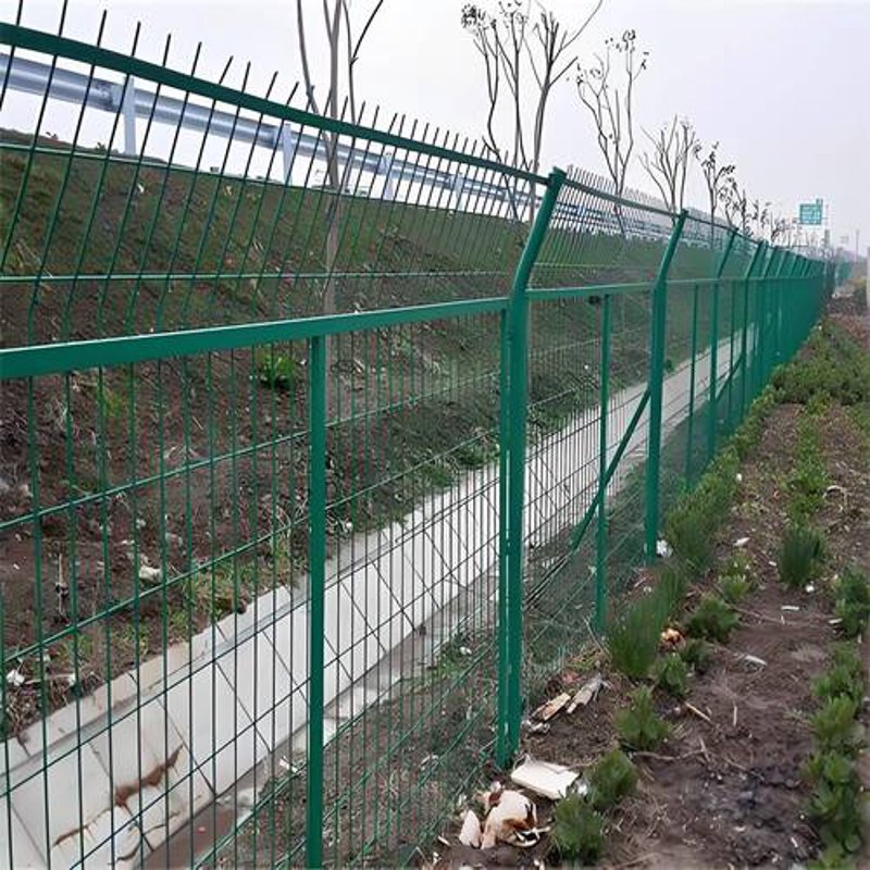 安平护栏网:守护道路安全的新力量